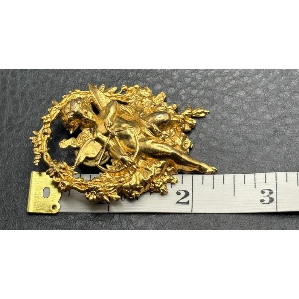 Vintage Cherub Angel Wreath Brooch Pin Cupid Gold Tone